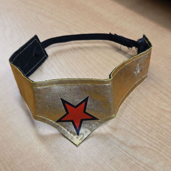 DC Comics Wonder Woman Textured Logo T-Shirt Detachable Cape Womens Large - Picture 7 of 7